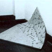 An die Wand gelehnter Quadratmeter, 1998 • Material: Marmor, Schnur • Format: 50 x 100 x 100 cm