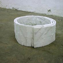 Tümmler, 2000 • Material: Marmor, Schnur • Format: 60 x 100 x 100 cm