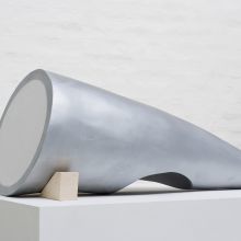 Offshore, 2010 • Material: Marmor, Felgenlack, Holzkeile • Format: 49 x 107 x 48 cm